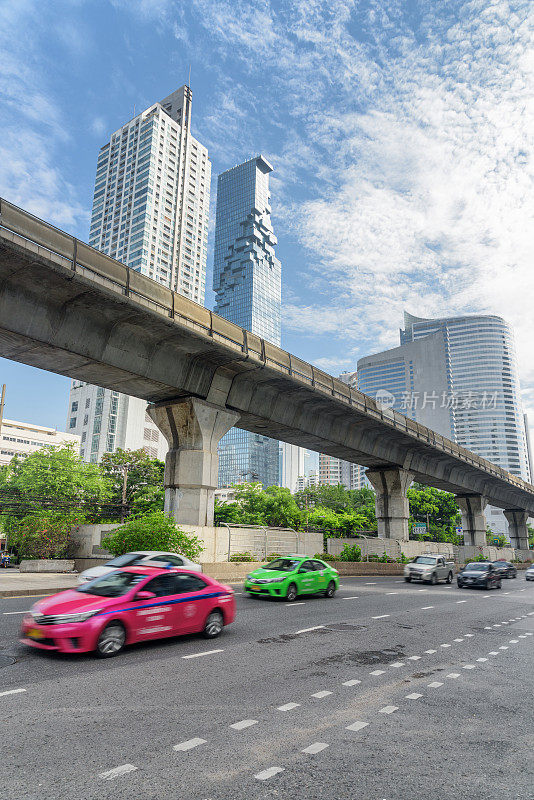 BTS Silom线的Sathon路和高架桥。泰国曼谷